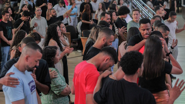 Multidão aceitando a Jesus