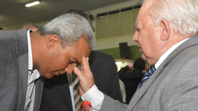 Pr. Abigail ministrando a benção e unção