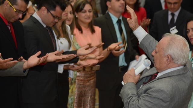 Pr. Abigail abençoando as novas superintendências