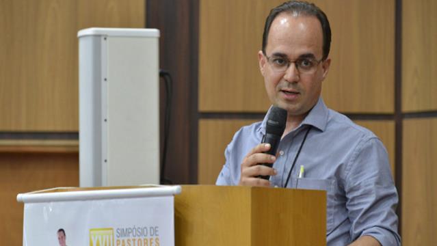 Pr. Abinair Vargas Vieira falando aos pastores