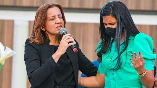 Pastora Glaucia de Paula orando pelo lançamento do cd da cantora Anayse